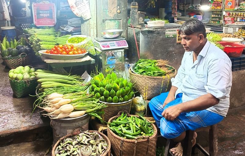 চট্টগ্রামে প্রতি কেজি কাঁচামরিচ বিক্রি হচ্ছে এক হাজার টাকায়। আজ দুপুরে নগরের চকবাজারে